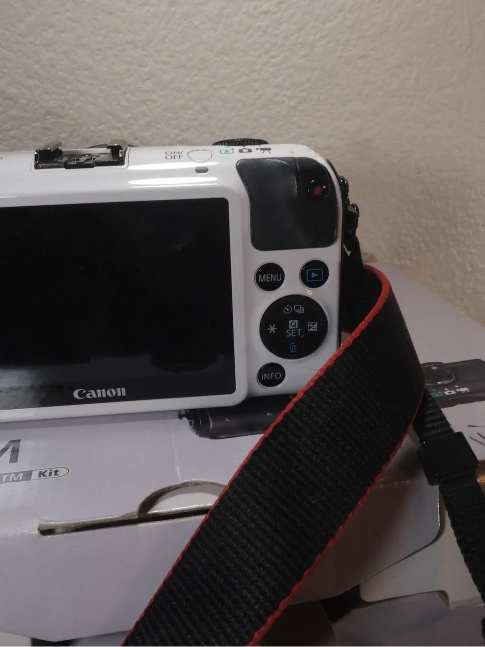 Canon EOS M White 18MP Mirrorless Camera w/ EF-M 18-55mm & charger/batteries